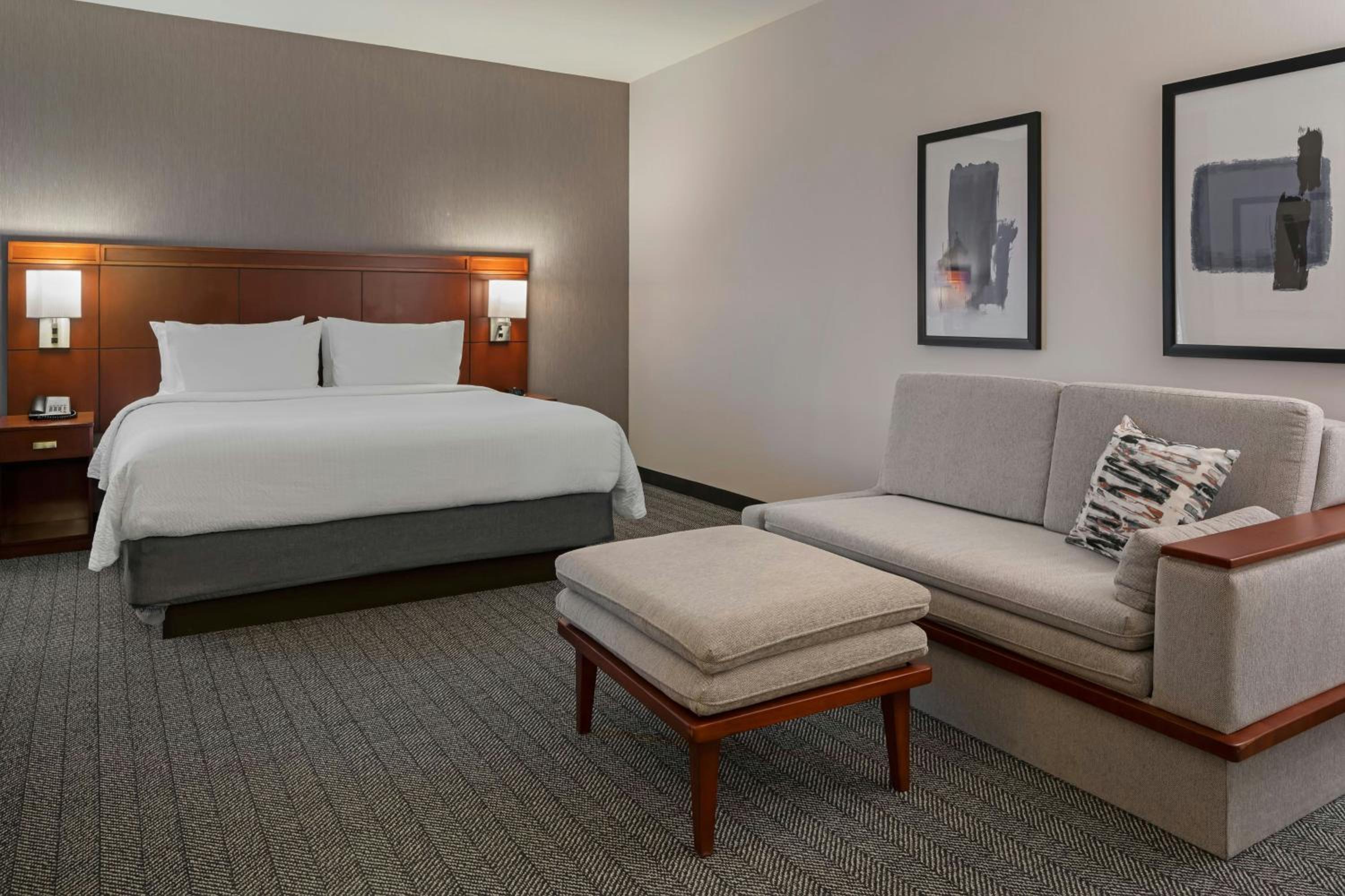 1 Bedroom, Superior, Suite, King Bed, Sofa, Bathtub, Accessible