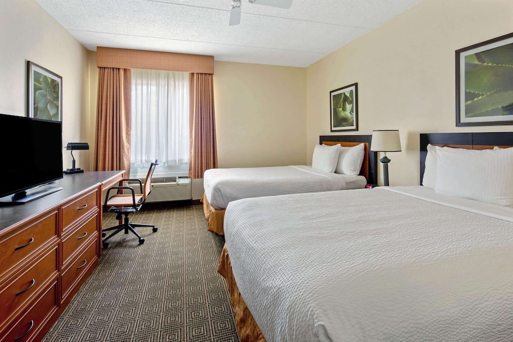 La Quinta Inn & Suites by Wyndham Sawgrass 18/55