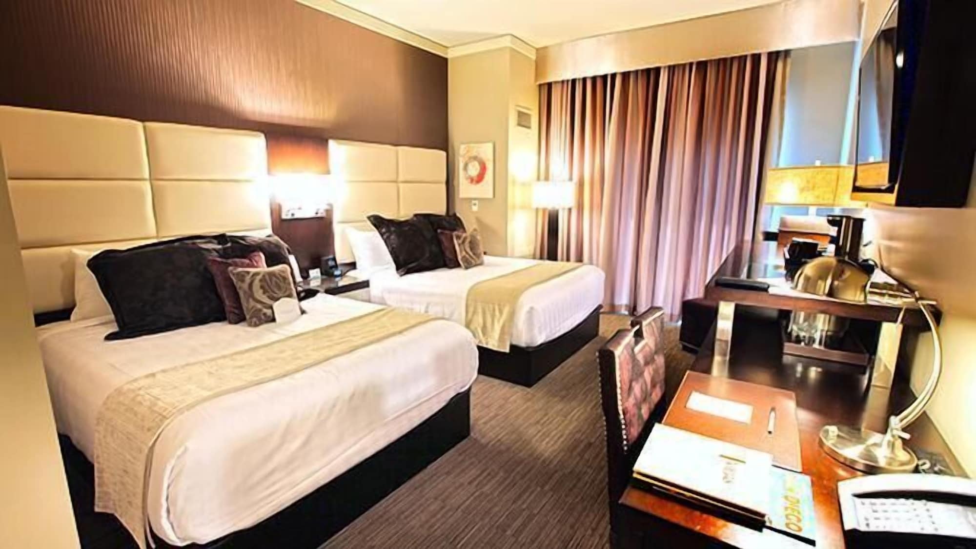 Deluxe, 2 Queen Beds, Adult Only