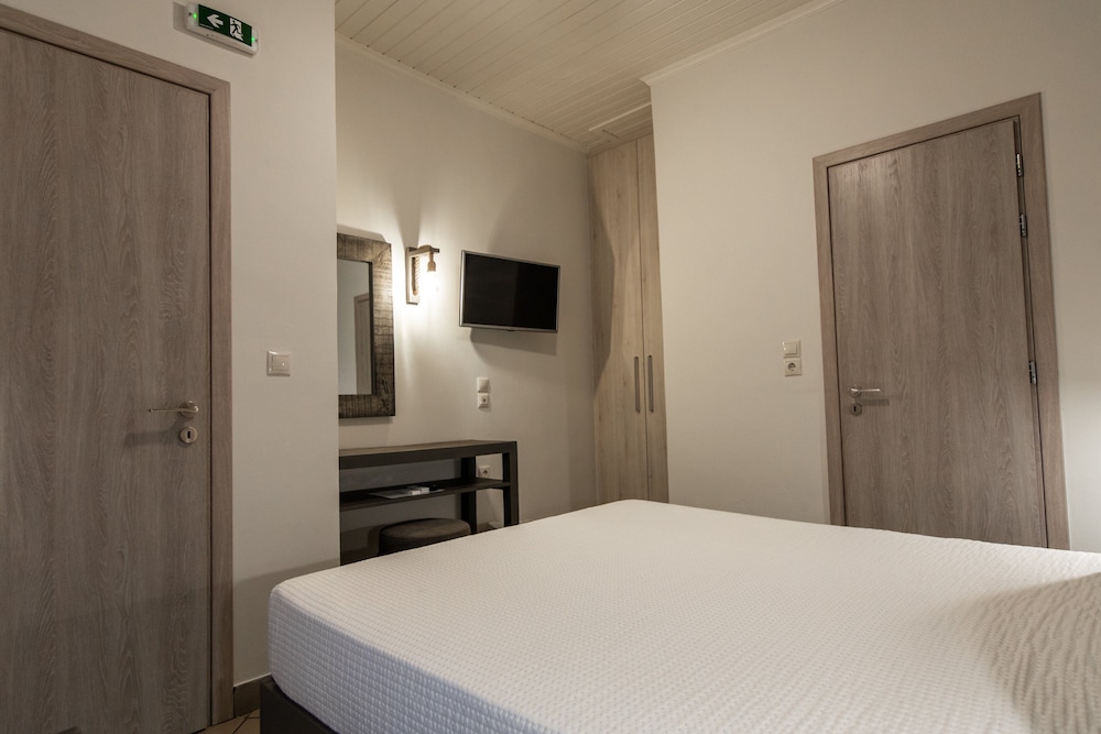 2 BEDROOMS, SUPERIOR, STUDIO, HARBOUR VIEW
