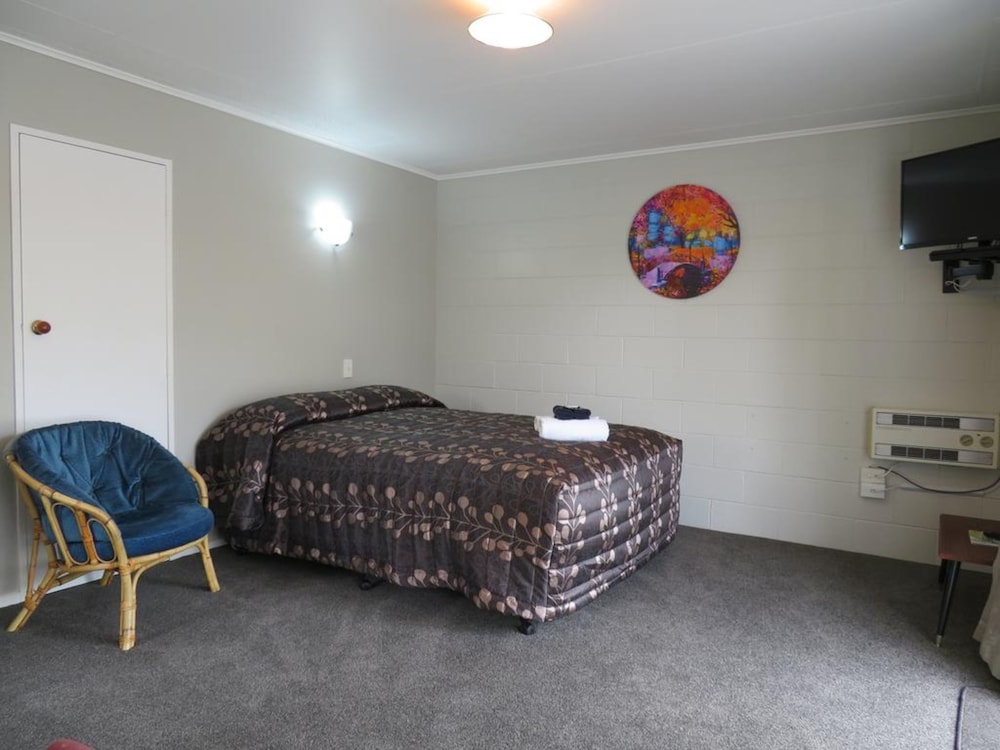 Commodore Court Motel 6/76