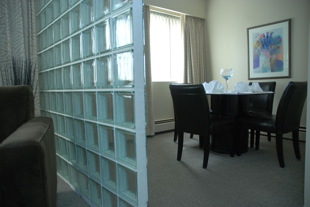 The Rosellen Suites At Stanley Park 57/74