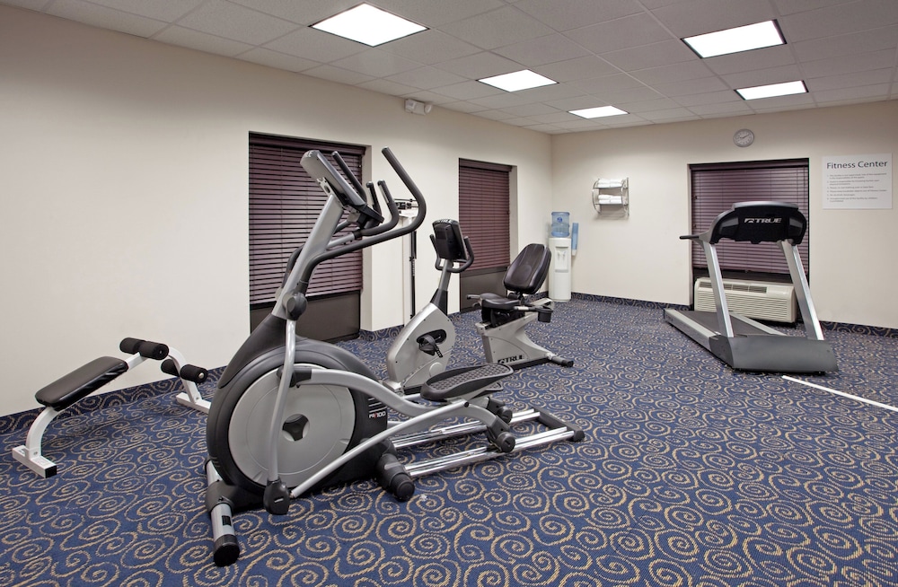 Holiday Inn Express & Suites Hope Mills Fayetteville Airport 24/37