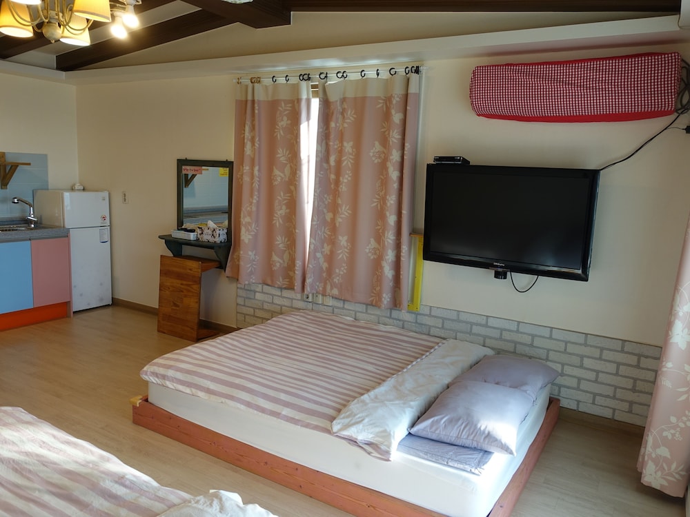FAMILY, SINGLE, 2 DOUBLE BEDS