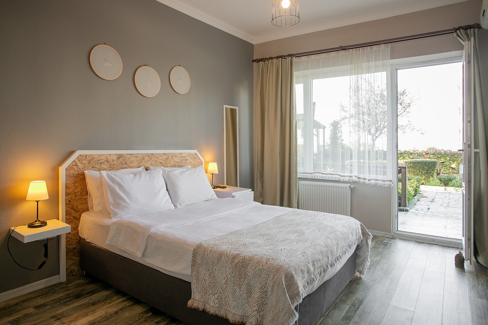 STANDARD, DOUBLE BED, GARDEN VIEW