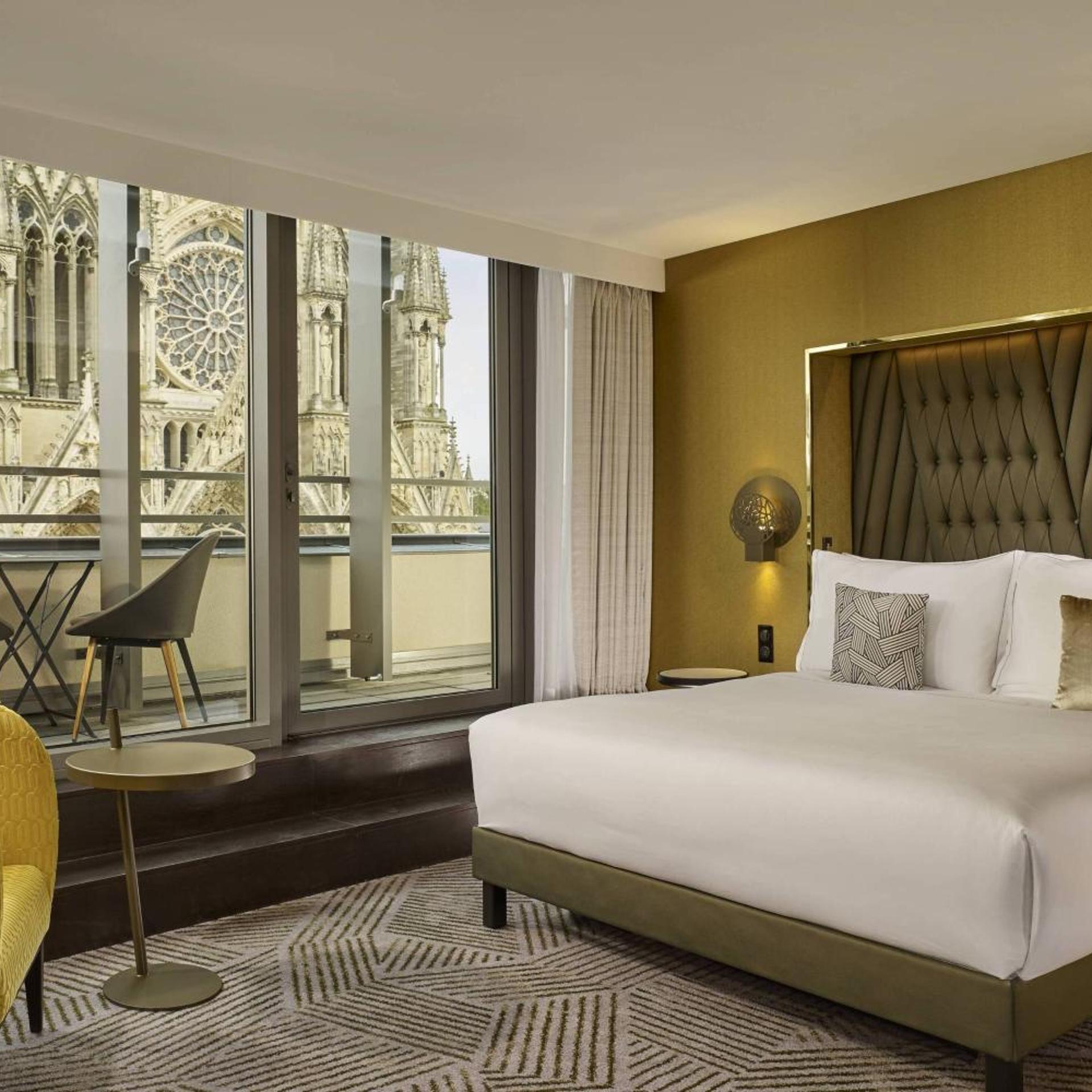 Executive, King Bed, Cathedral View