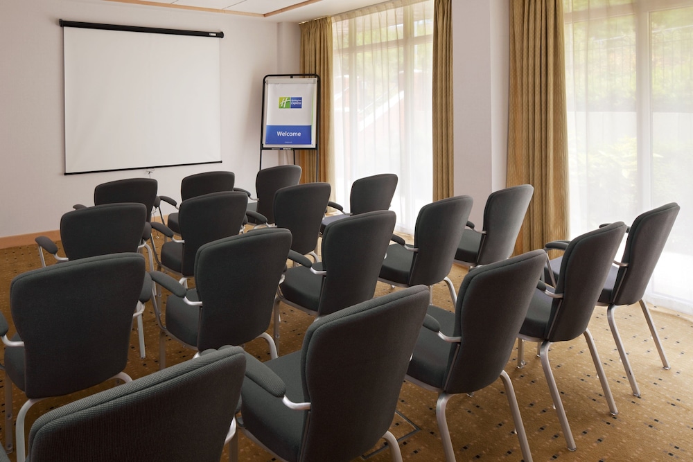 Holiday Inn Express Birmingham Redditch 43/50