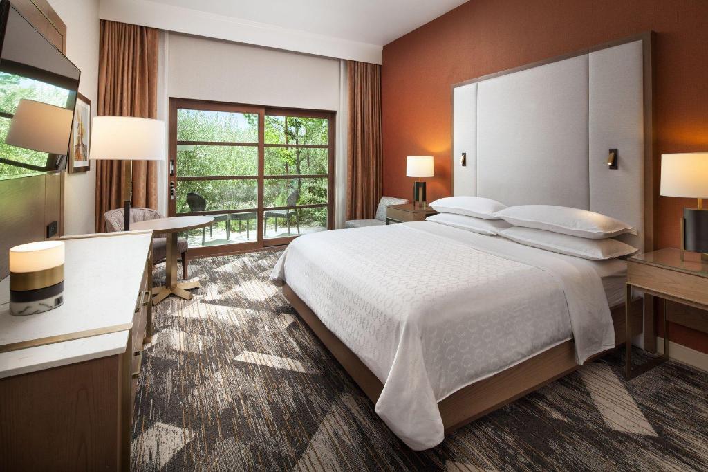 Bridal, Suite, King Bed, 2 Patio, Sofa, Club Lounge Access