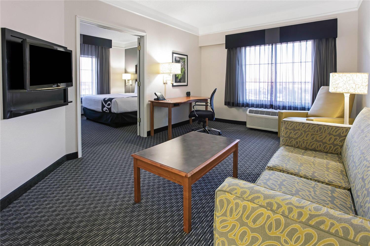 La Quinta Inn & Suites by Wyndham Dallas Arlington South 35/66