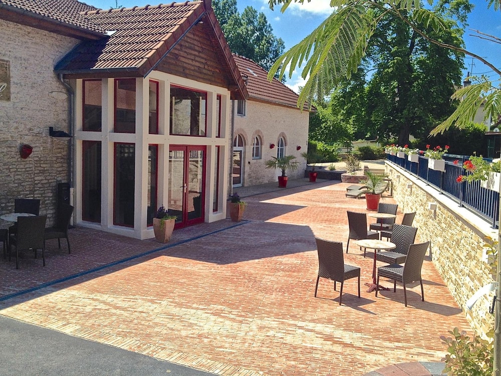 HOSTELLERIE LA CHAUMIERE 26/32