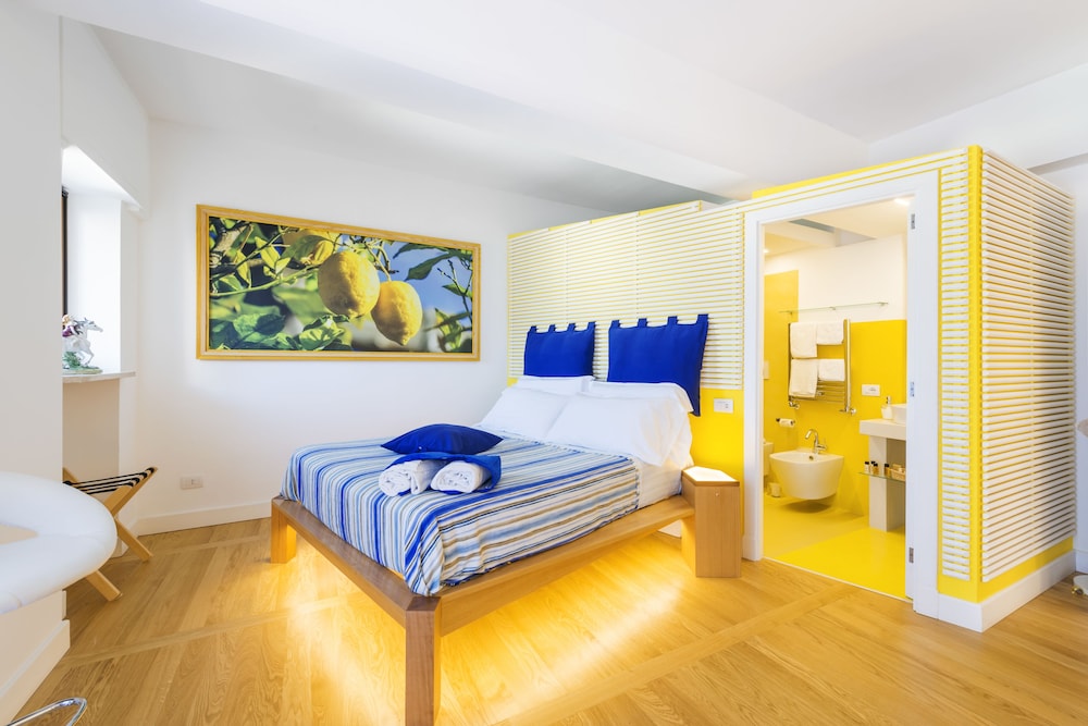 DELUXE, SUITE, QUEEN BED, SOFA, SAUNA