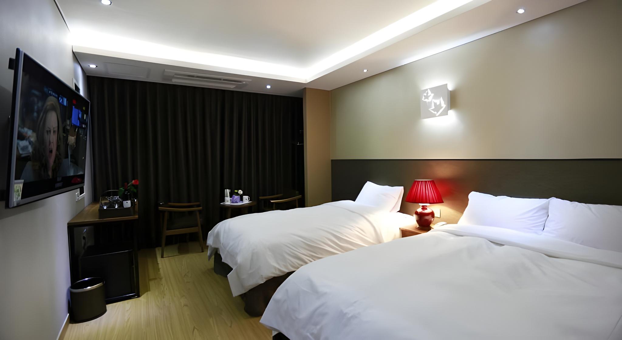 DELUXE, TWIN BEDS