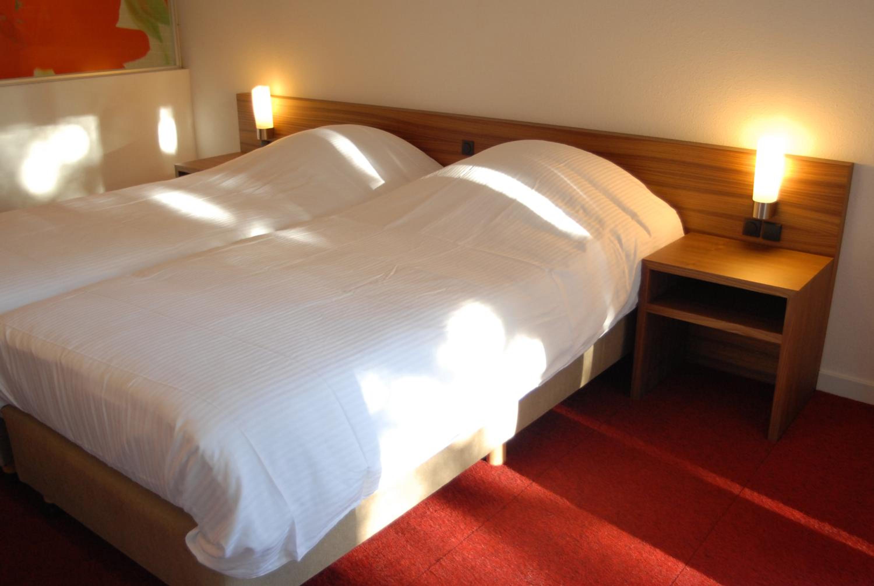 ROOM, DOUBLE OR TWIN BED