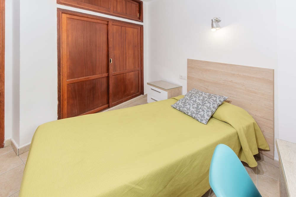 ROOM, SINGLE, SHARED BATHROOM