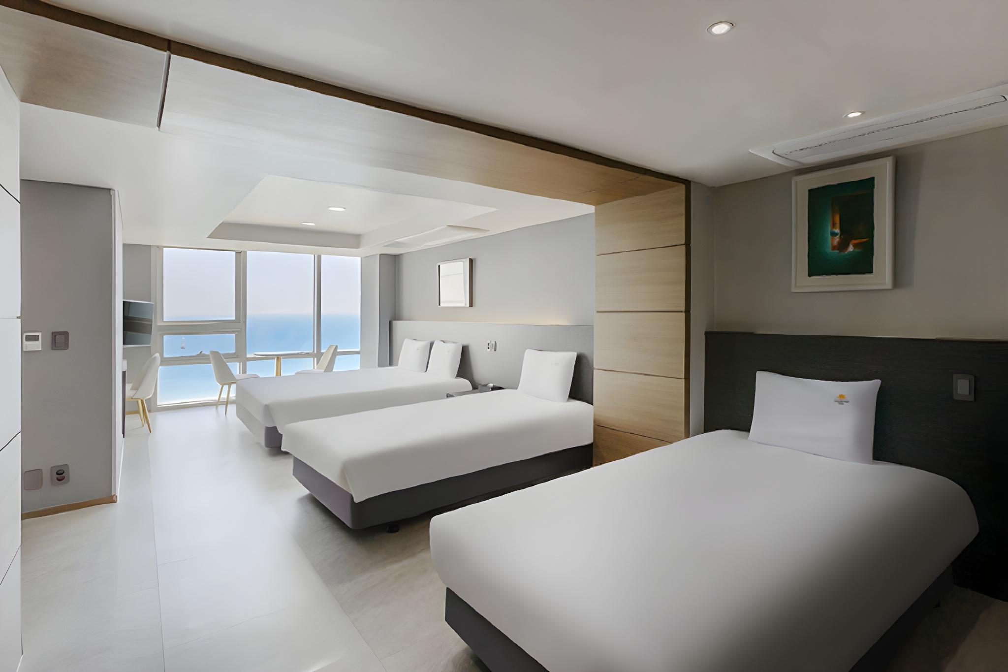 Room, Quadruple, Ocean View, Pool Access, High Floor