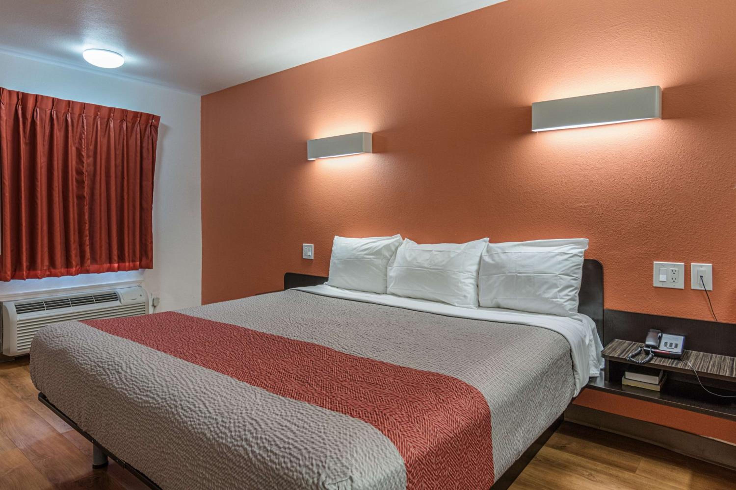 Room, King Bed 3/8