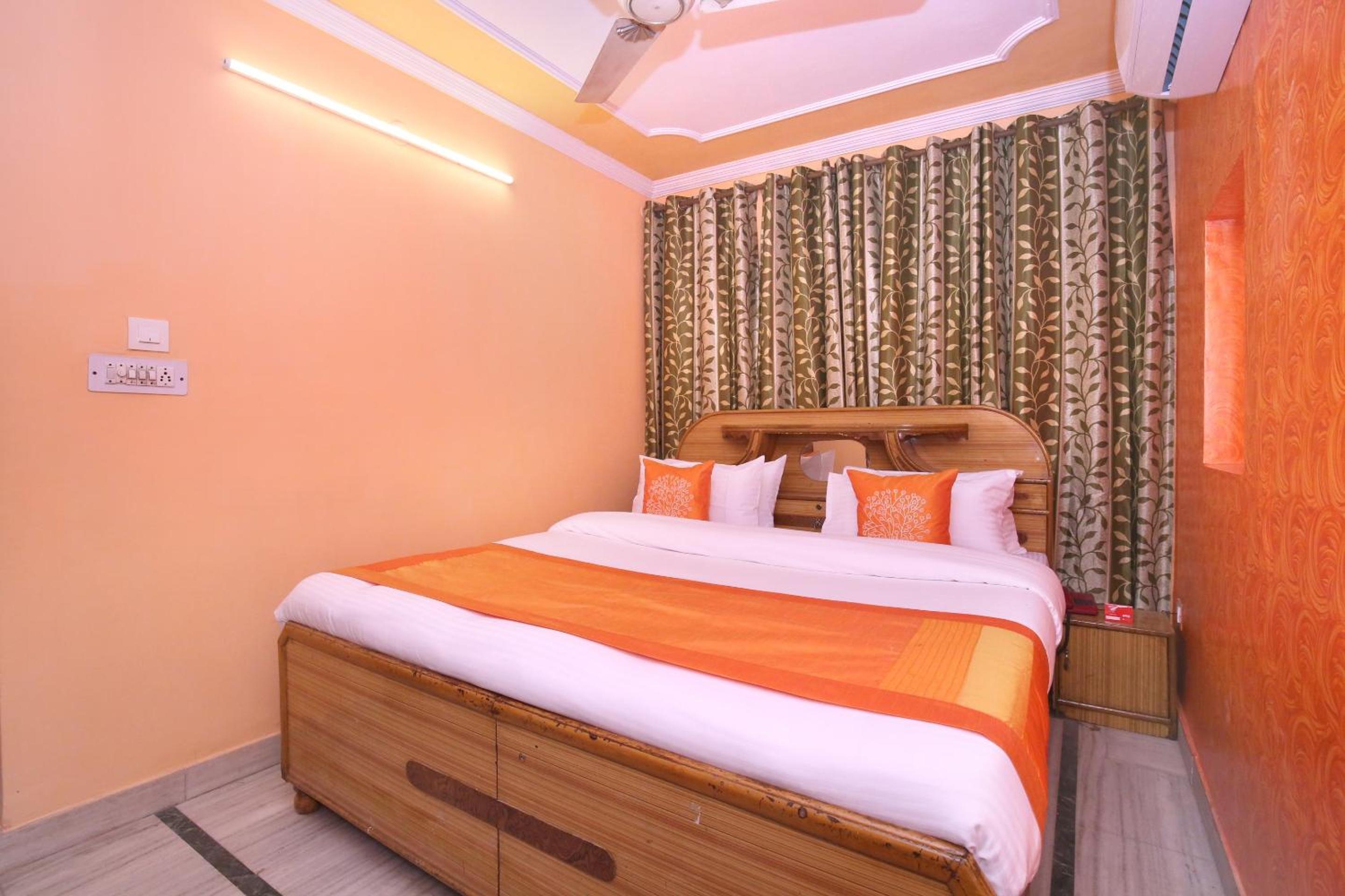 Oyo 10384 Hotel Rajesh Palace 12/30