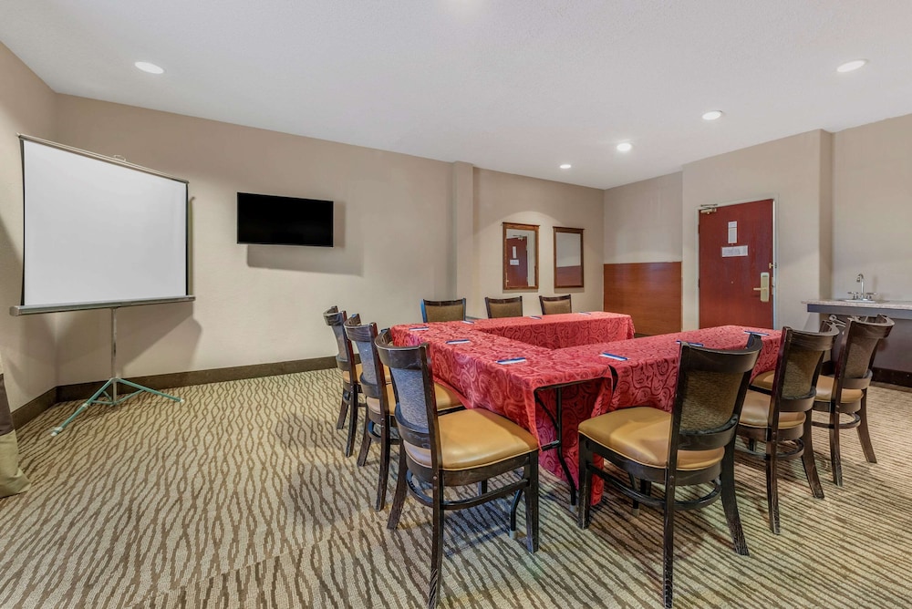 Comfort Suites Castle Rock - Denver South 30/35