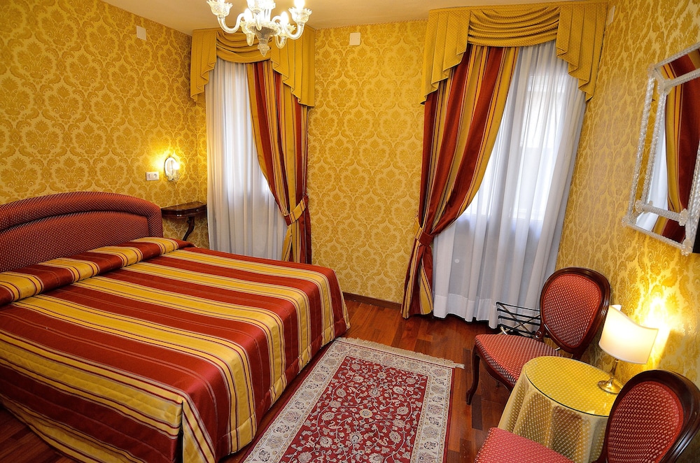 ROOM, DOUBLE OR TWIN BED