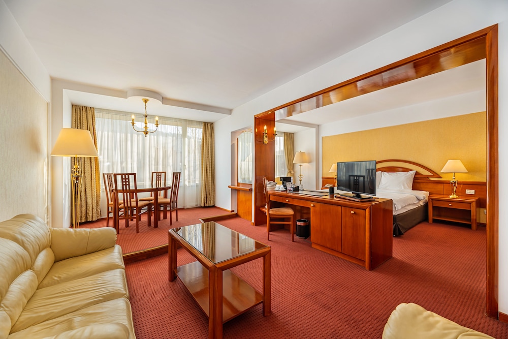 Aro Palace 24/50