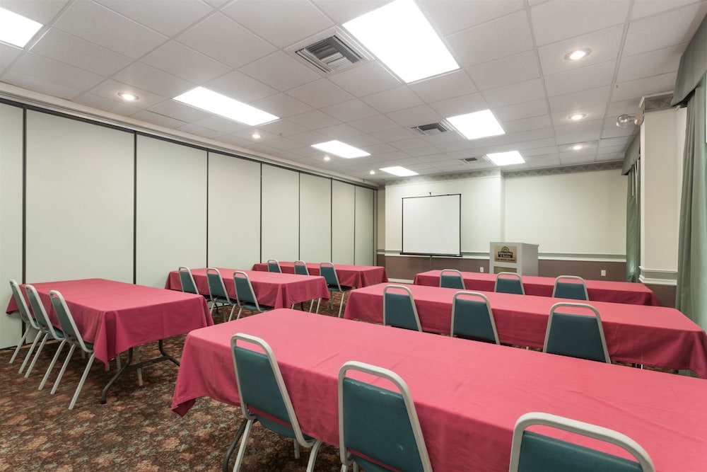 Days Inn & Suites By Wyndham Port Richey 40/45