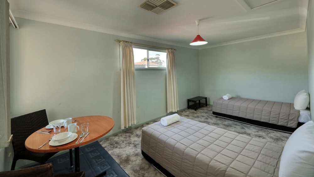 COWRA MOTOR INN 34/65