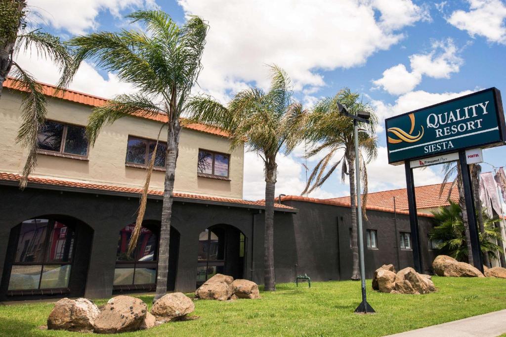 غرفة بثلاثة أسرّة وسرير كوين