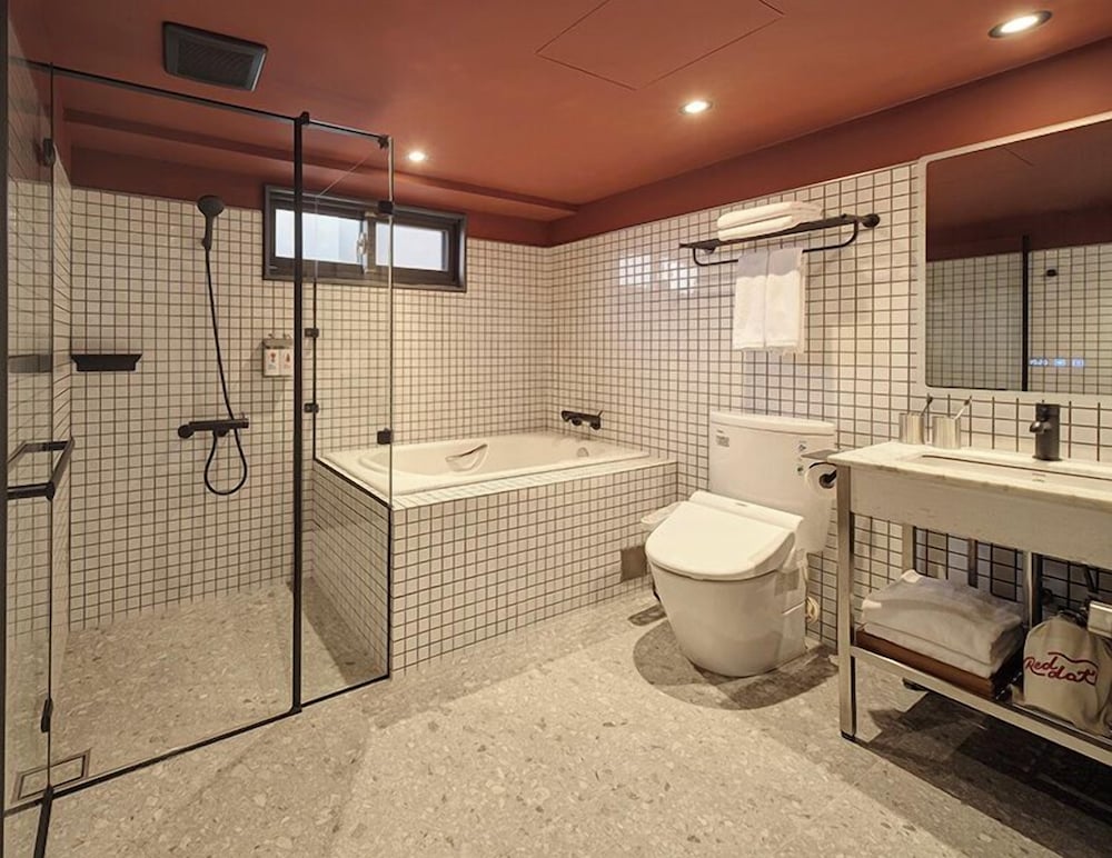 RedDot Hotel 48/50