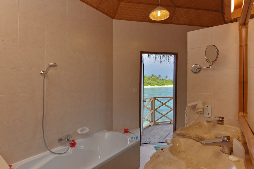 Angaga Island Resort And Spa 55/57