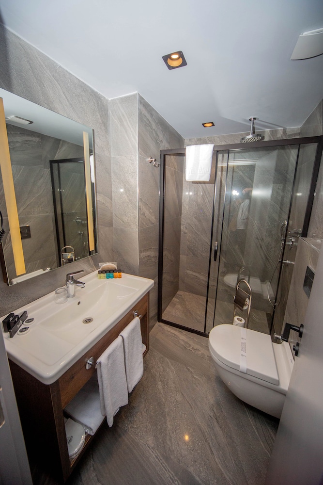 Emen S Hotel 48/48