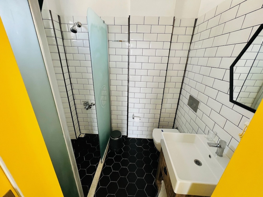 Limon Inn Hotel 59/60
