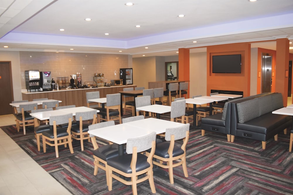La Quinta Inn And Suites by Wyndham Lackawanna 32/39