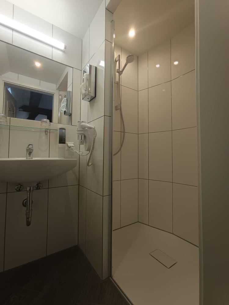 Compact, Double or Twin Bed, No Balcony 6/6