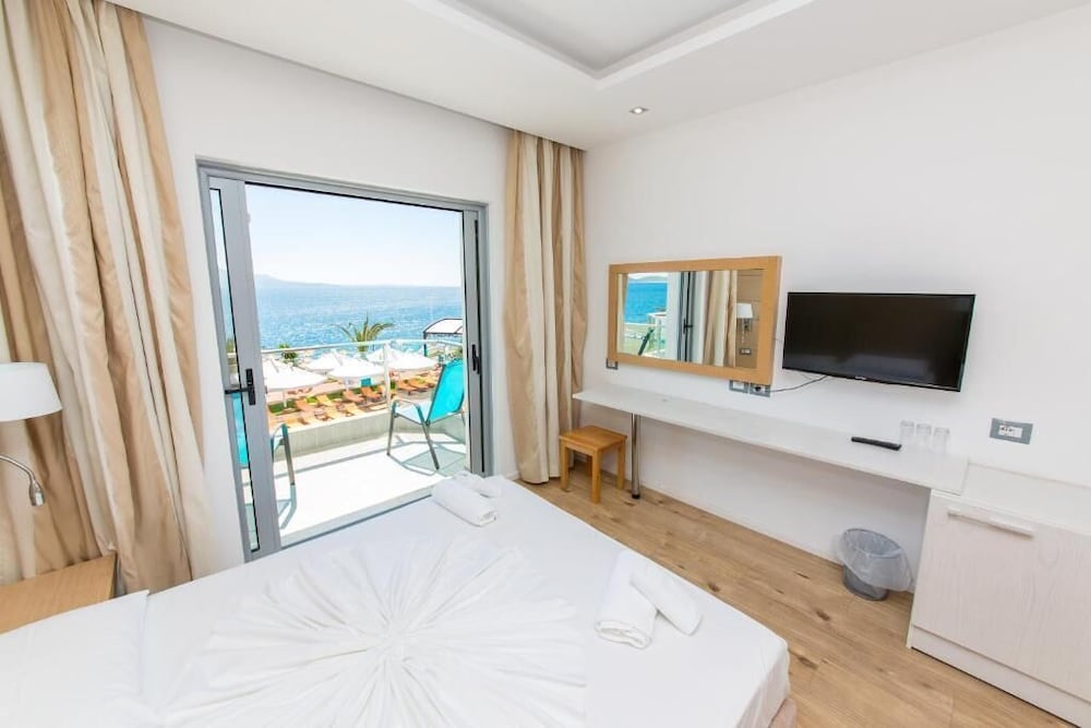 ROOM, TRIPLE, SEA VIEW, BALCONY