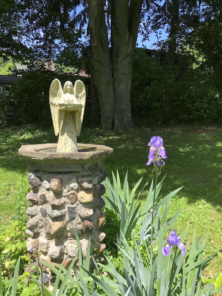 18 Vine Inn &amp; Carriage House 40/50
