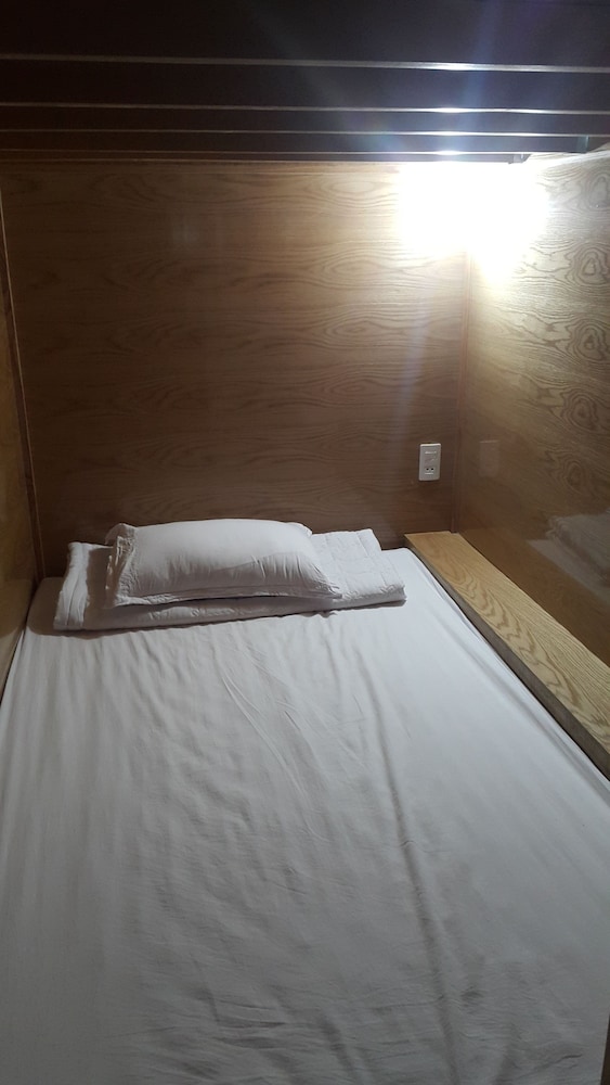 Tomorrow Hostel 8/40