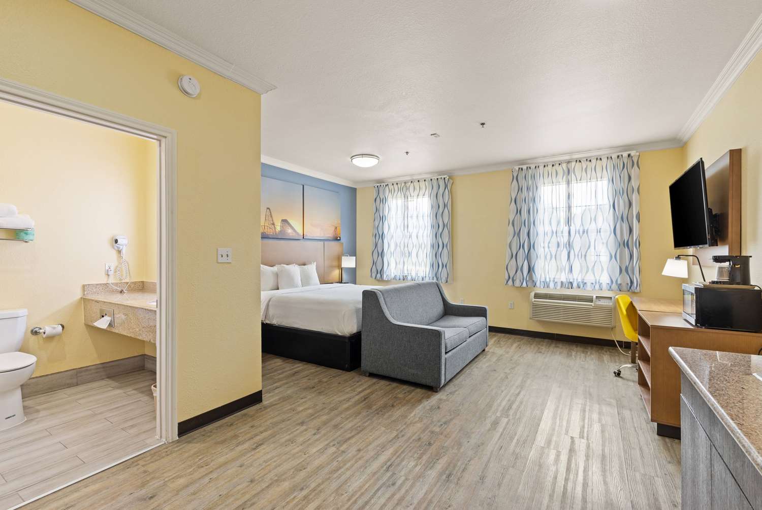 Days Inn and Suites by Wyndham Euless DFW Airport South 32/57