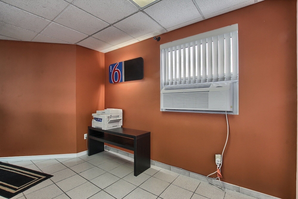 Motel6 Windsor ON 8/40