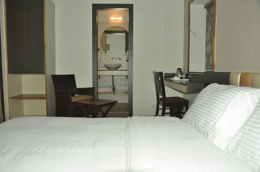 Hotel Aura 8/23