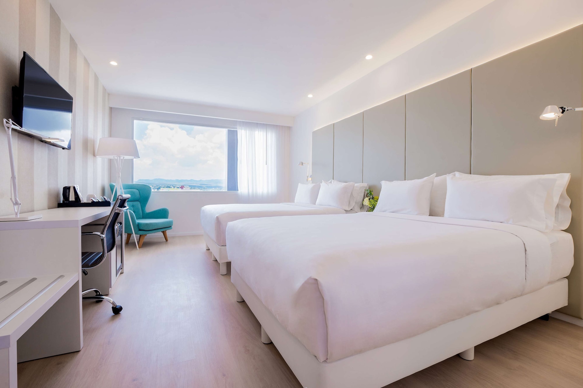 غرفة قياسية بسرير كوين