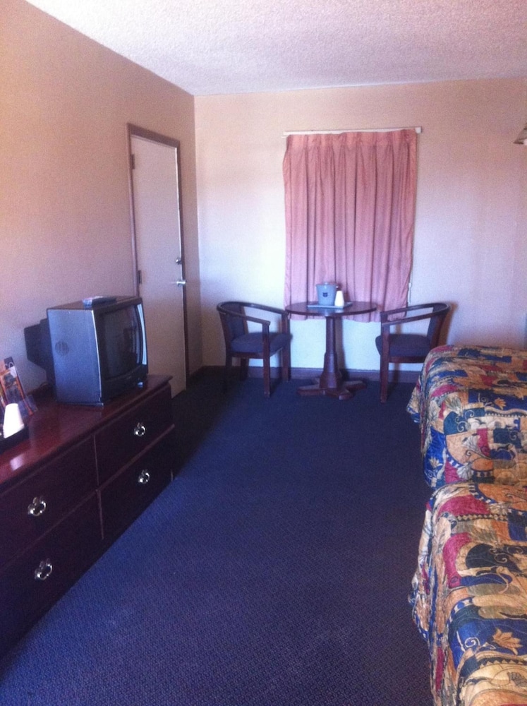 Red Carpet Inn 36/65