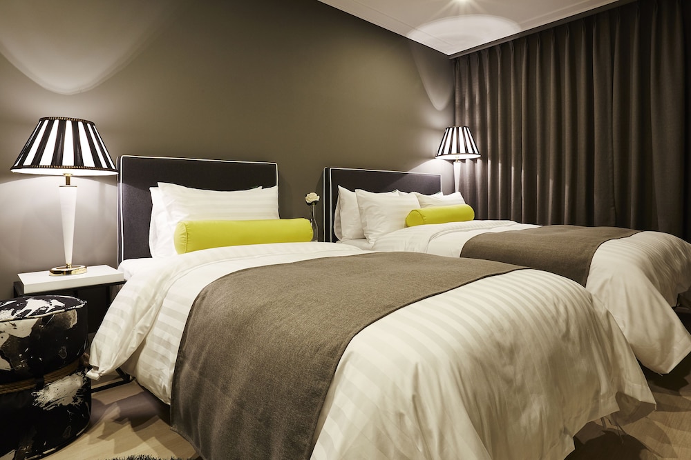 URBAN ISLAND HOTEL 21/28