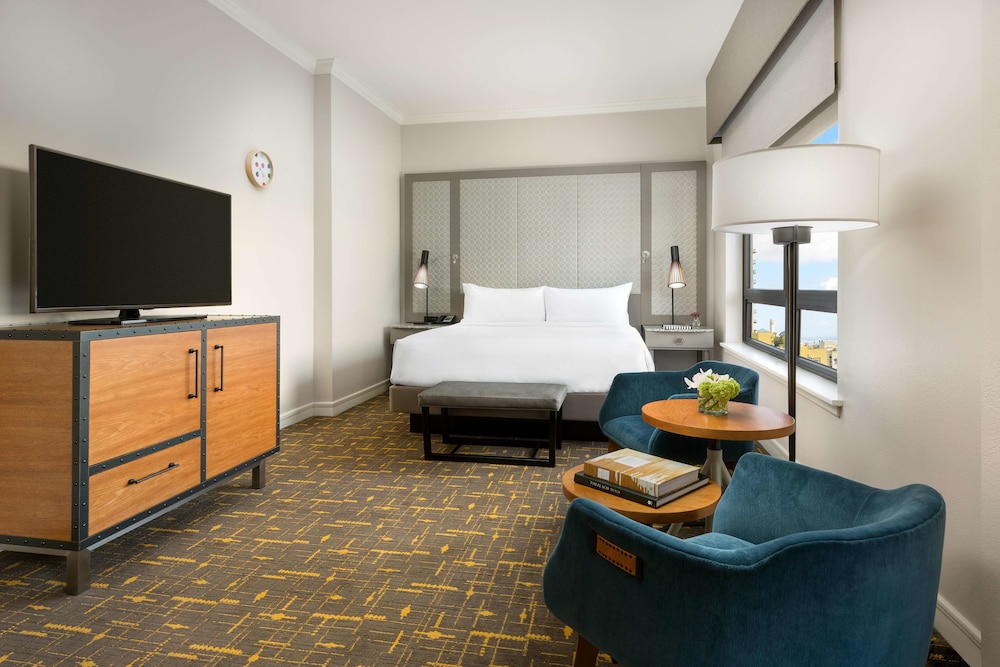 DELUXE, KING BED