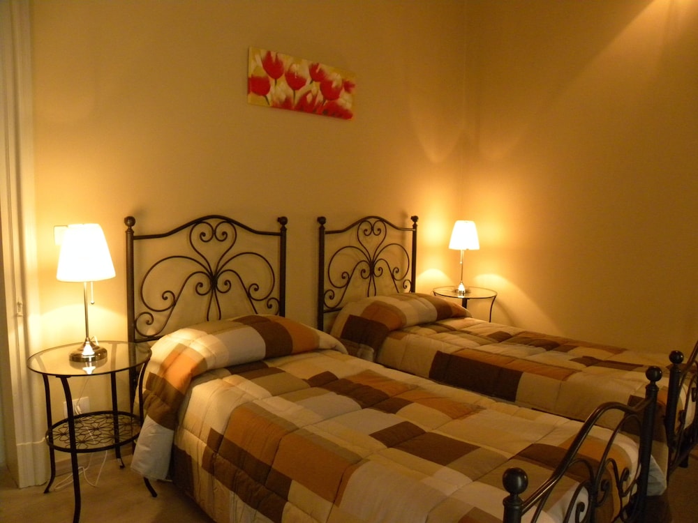 ROOM, TRIPLE, PRIVATE BATHROOM