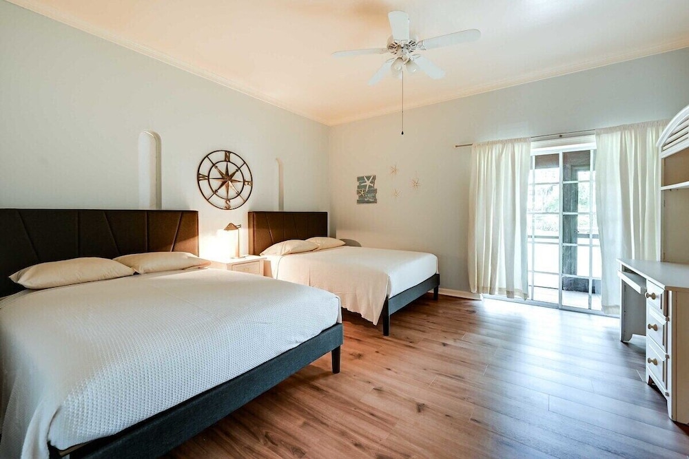 SUPERIOR, COTTAGE, 3 QUEEN BEDS, MARINA VIEW, SOFA