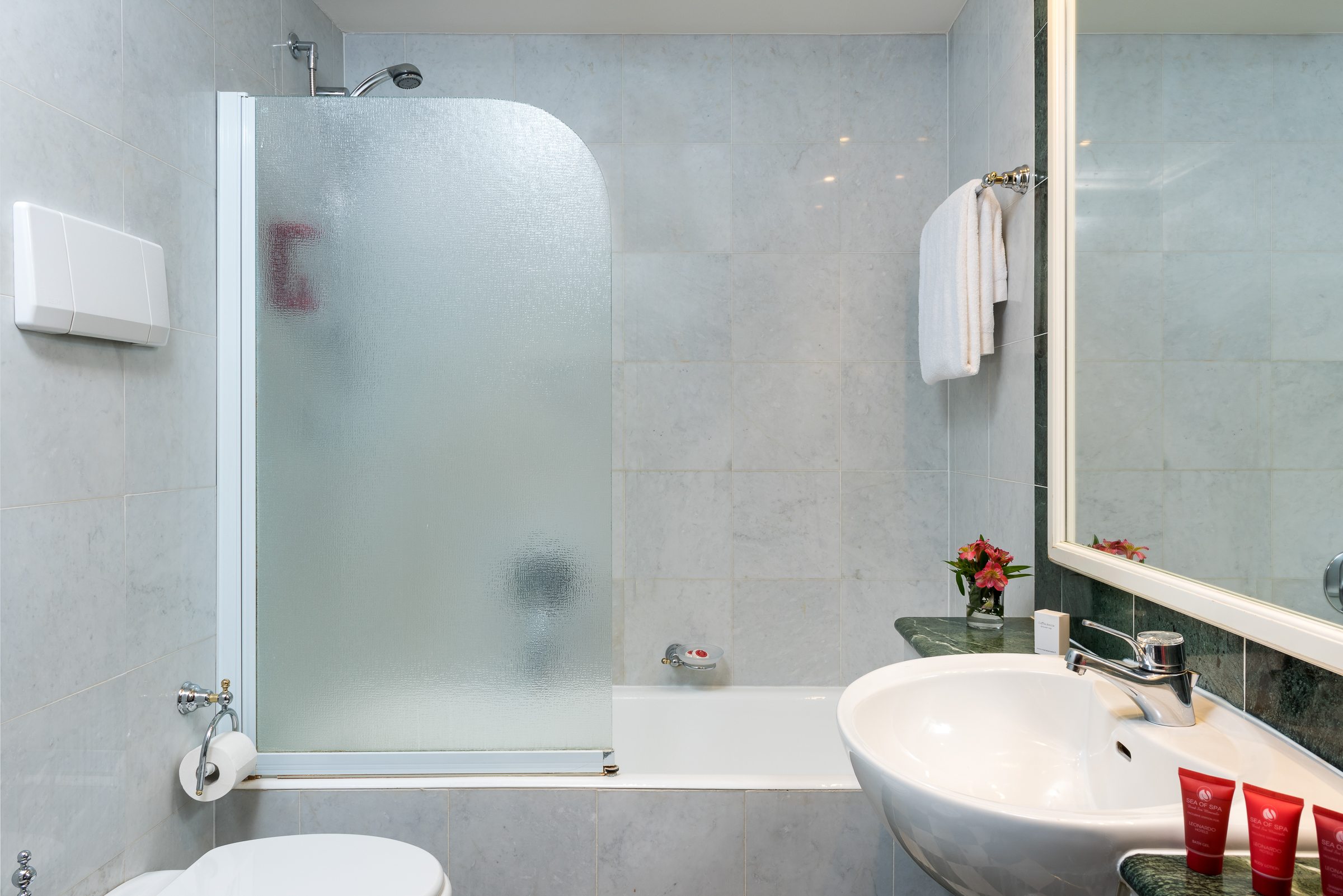 Comfort, Double or Twin Bed, Leonardo Hotel Milan City Center 2/2