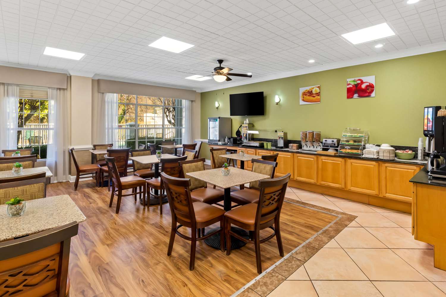 Quality Inn Fayetteville Near Historic Downtown Square 13/22