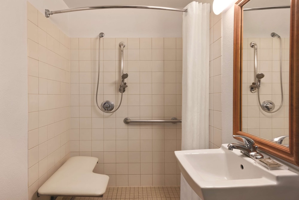 Country Inn & Suites By Radisson, Eagan, MN 8/35