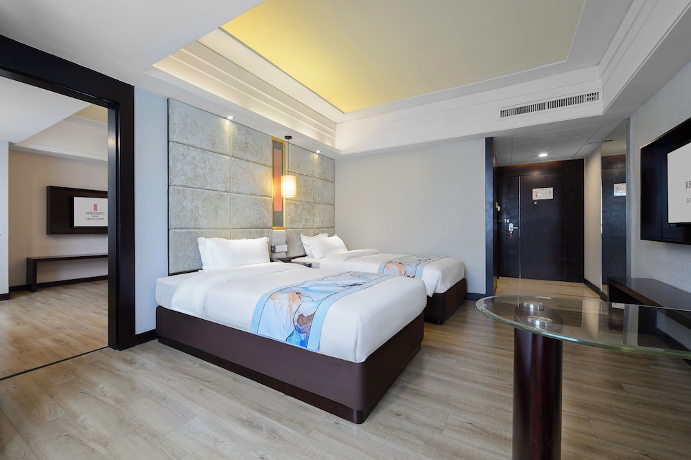 2 BEDROOMS, FAMILY SUITE, 2 BATHROOMS