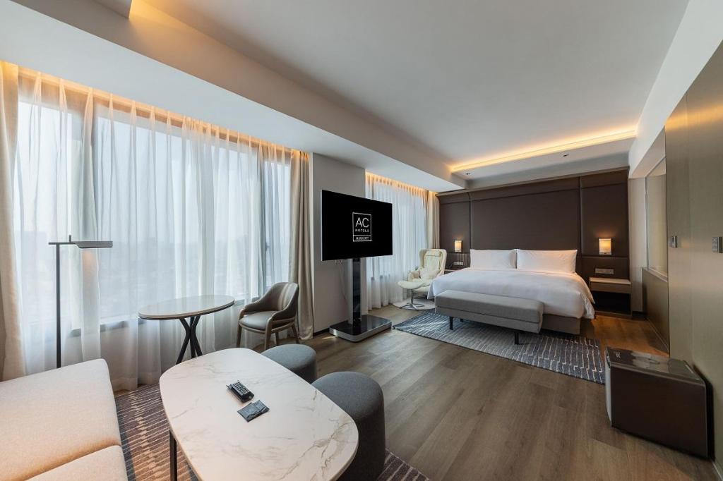 1 Bedroom, Studio, Suite, King Bed, Club Lounge Access